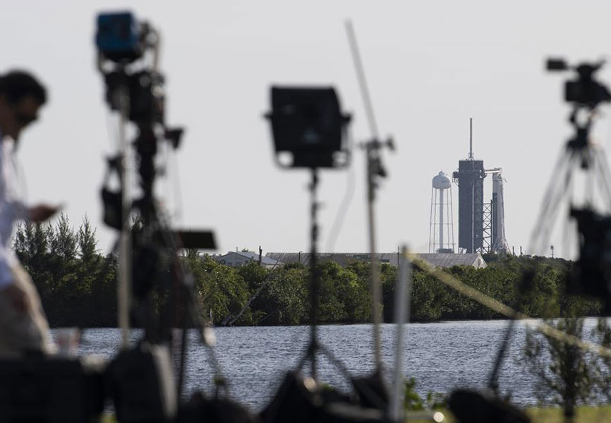 benefits-working-with-the-iss-national-lab A SpaceX Falcon 9 rocket with the Crew Dragon spacecraft aboard is seen on the launch pad as preparations continue for Axiom Mission 1, April 8, 2022, at NASA’s Kennedy Space Center.