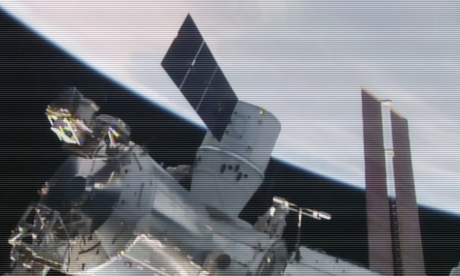 2015 04 17 Dragon6 berthed 3