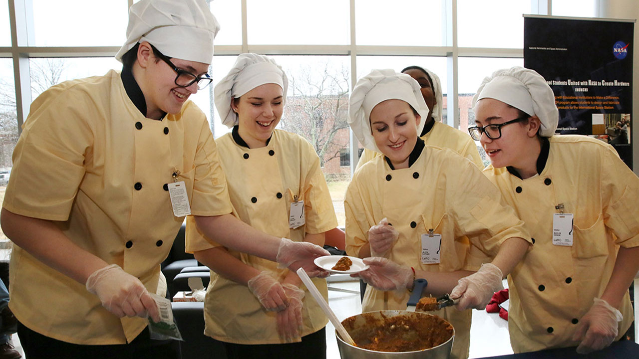 Students from New Horizon School prepare a quinoa curry for the Vegetable Entr√©e challenge.