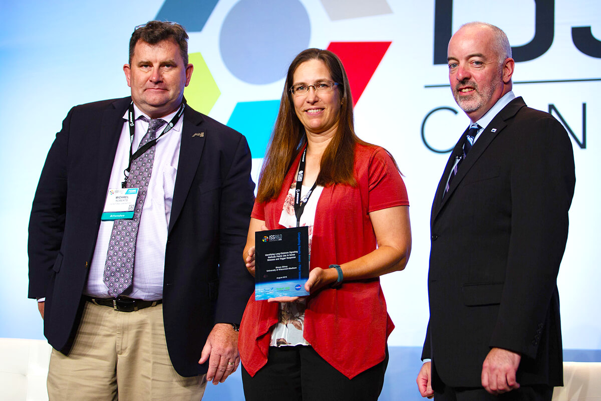 On behalf of Dr. Simon Gilroy of the University of WisconsinMadison, Sarah Swanson of the Gilroy Lab accepted a 2019 ISSRDC award for compelling results in plant science.