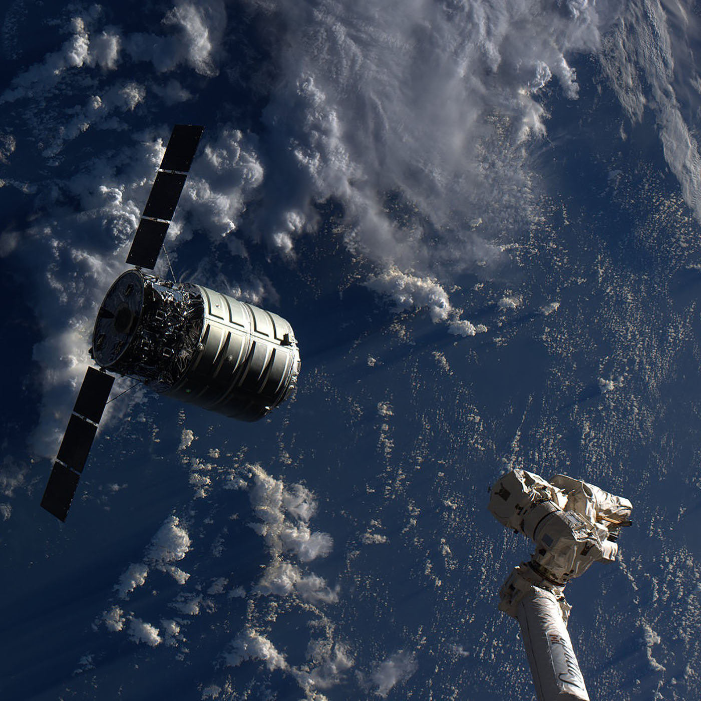 cygnus arriving iss canadarm