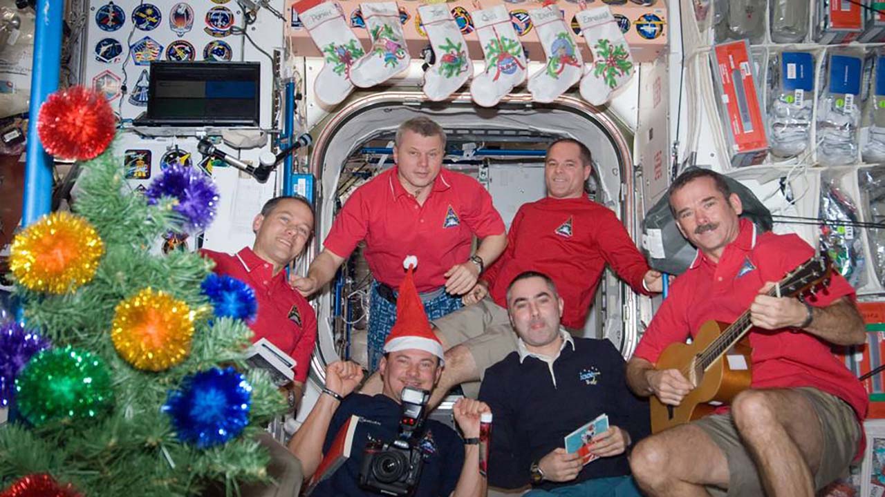 Christmas photograph of Expedition 34 ISS crew members.