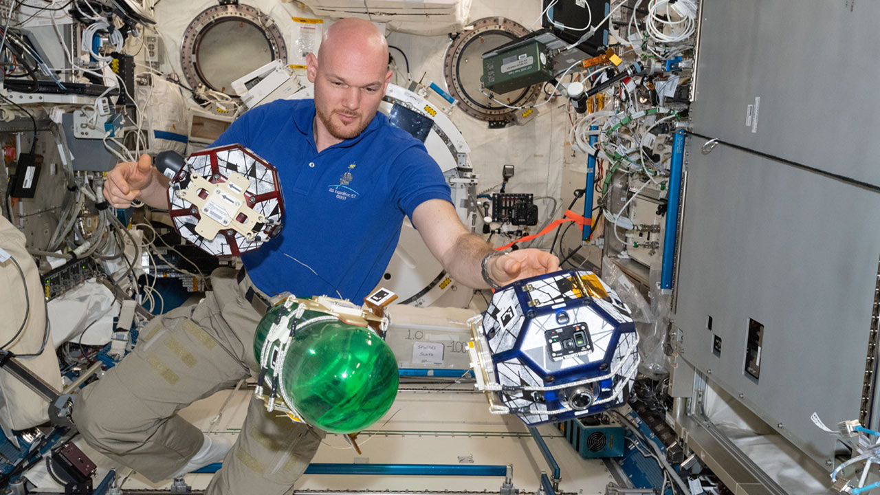 SPHERES Tether Slosh performed by European Space Agency astronaut Alexander Gerst.¬†