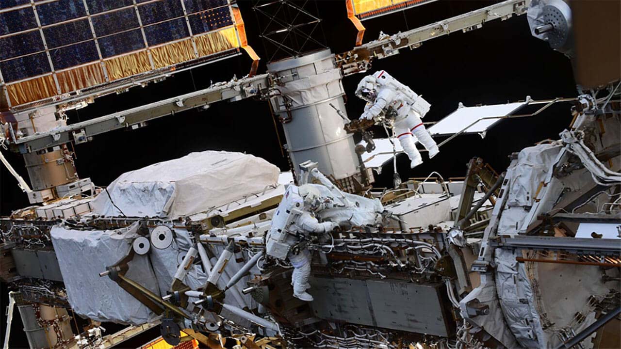 JAXA astronaut Akihiko Hoshide (right) and ESAs Thomas Pesquet during the spacewalk that was filmed in cinematic VR for the Infinite