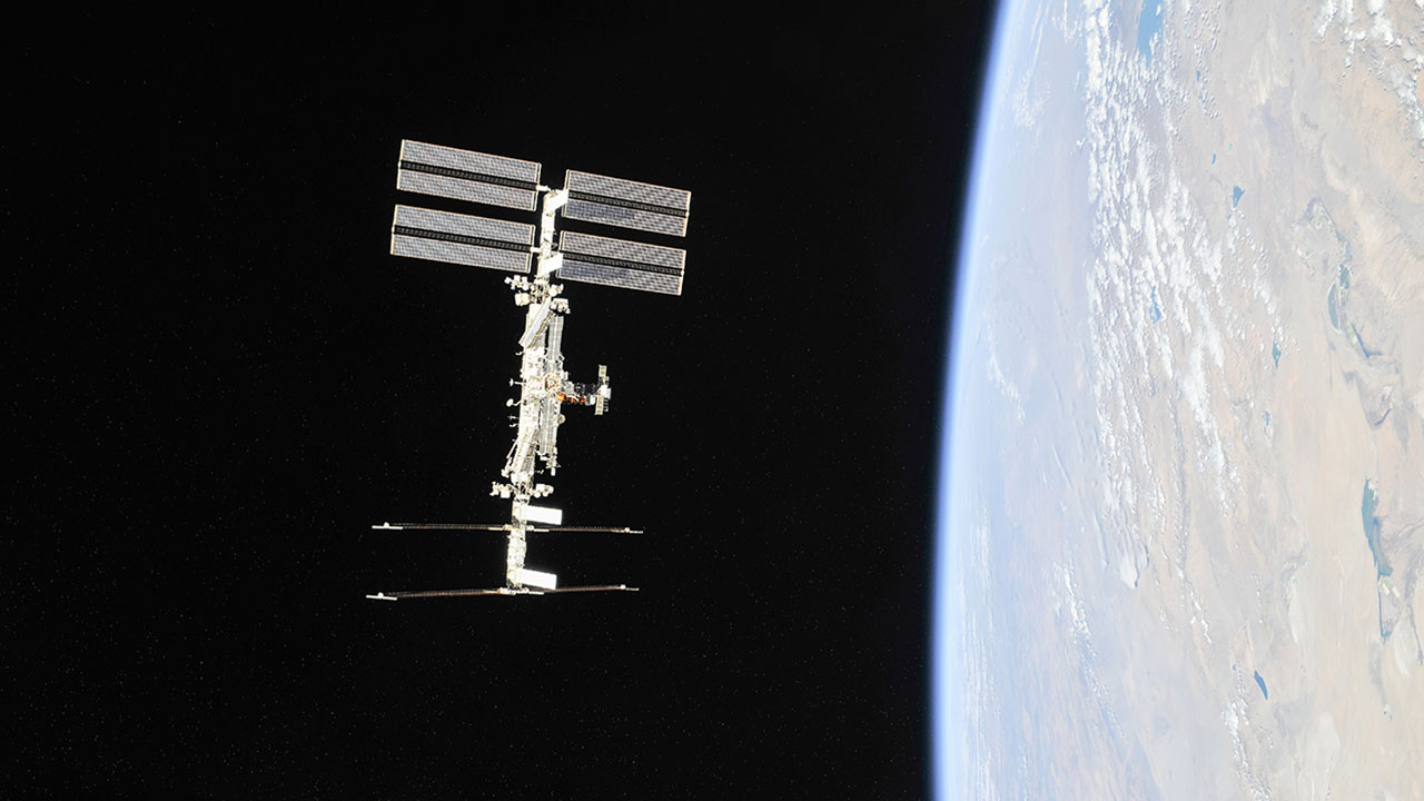 iss outside earthvertical oct2018