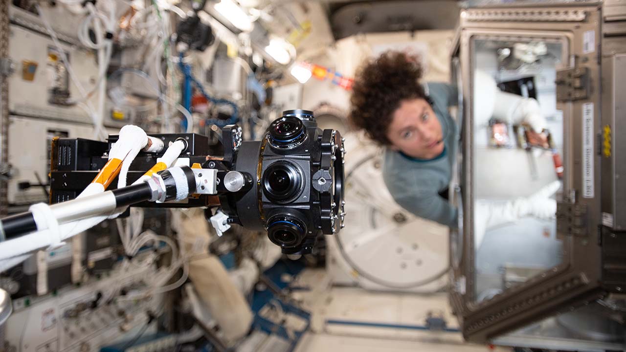 The ISS Experience camera films NASA astronaut Jessica Meir as she works on a scientific experiment using the Life Science Glovebox. This immersive VR series documents life aboard the station for audiences on Earth.
