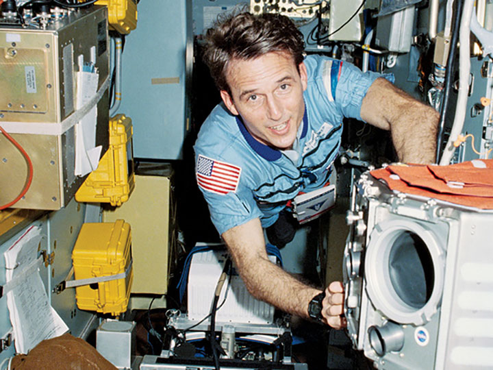Linenger floats in Mirs Priroda module. He and his two cosmonaut crewmates mainly conducted remote sensing experiments in this module. In all, Mir spent 15 years in orbit (19862001) and served as the laboratory for some 23,000 scientific and medical experiments.