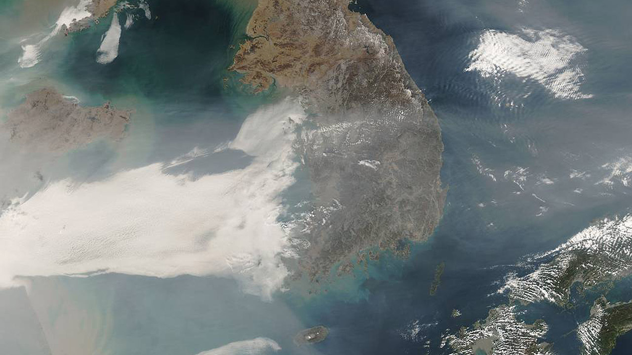This 2007 satellite image shows a swath of air pollution sweeping east across the Korean peninsula to Japan.
