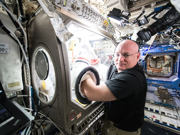 NASA astronaut Scott Kelly working on an ISS National Lab rodent research investigation.