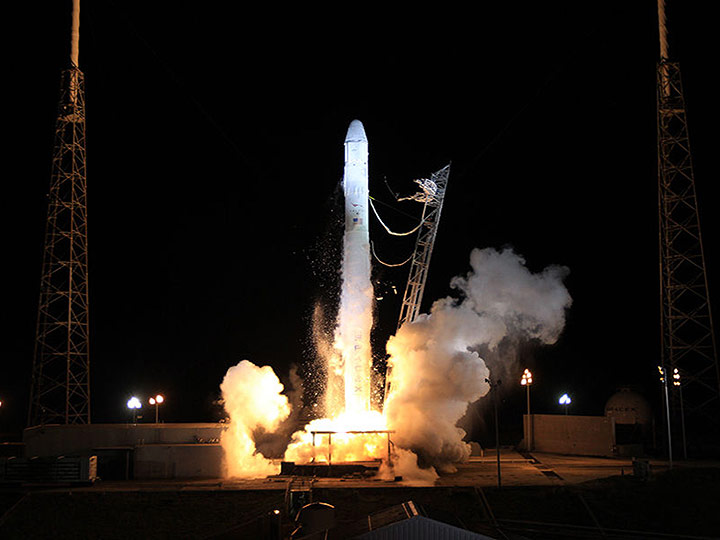 FALCON 9 LIFTING OFF TOWARDS THE INTERNATIONAL SPACE STATION