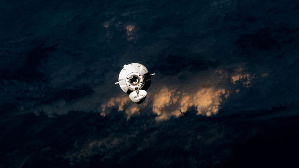spacex_dragon_darkclouds SpaceX Dragon