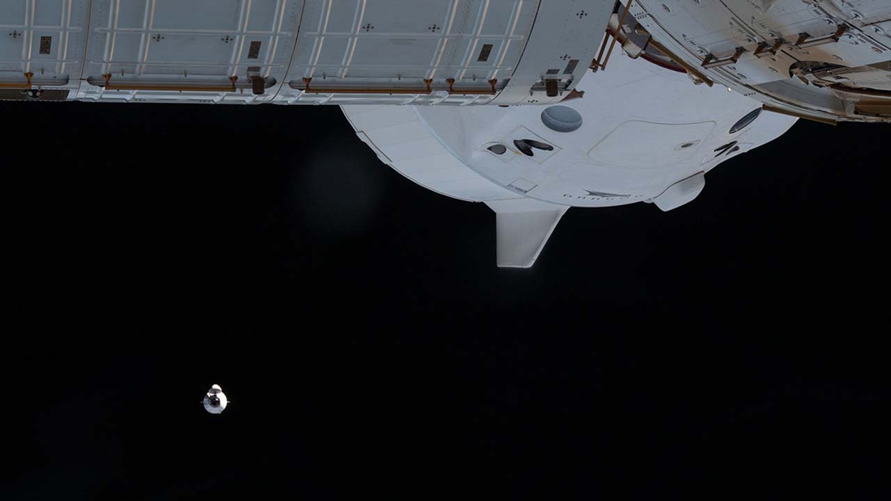 SpaceX @SpaceX ¬∑ Jan 23 Separation confirmed! Dragon is performing its departure burns to move away from the @space station . The spacecraft will re enter Earths atmosphere on Monday, January 24 and splashdown off the coast of Florida at ~4:05 p.m. ET