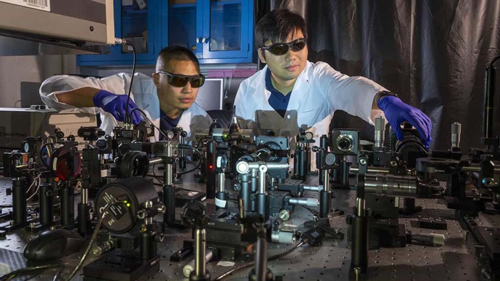 zhang-luo-notredame-ng17-1280 Professor Tengfei Luo works in his lab with graduate student Qiushi Zhang.
