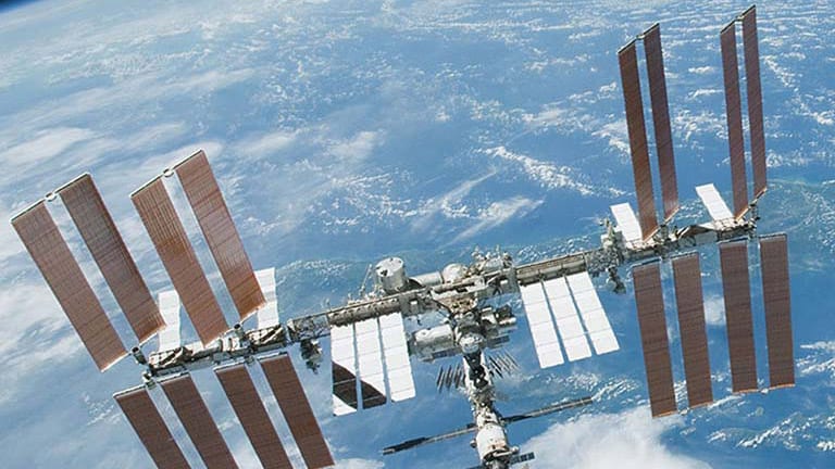 2018space_station_over_earth-scaled
