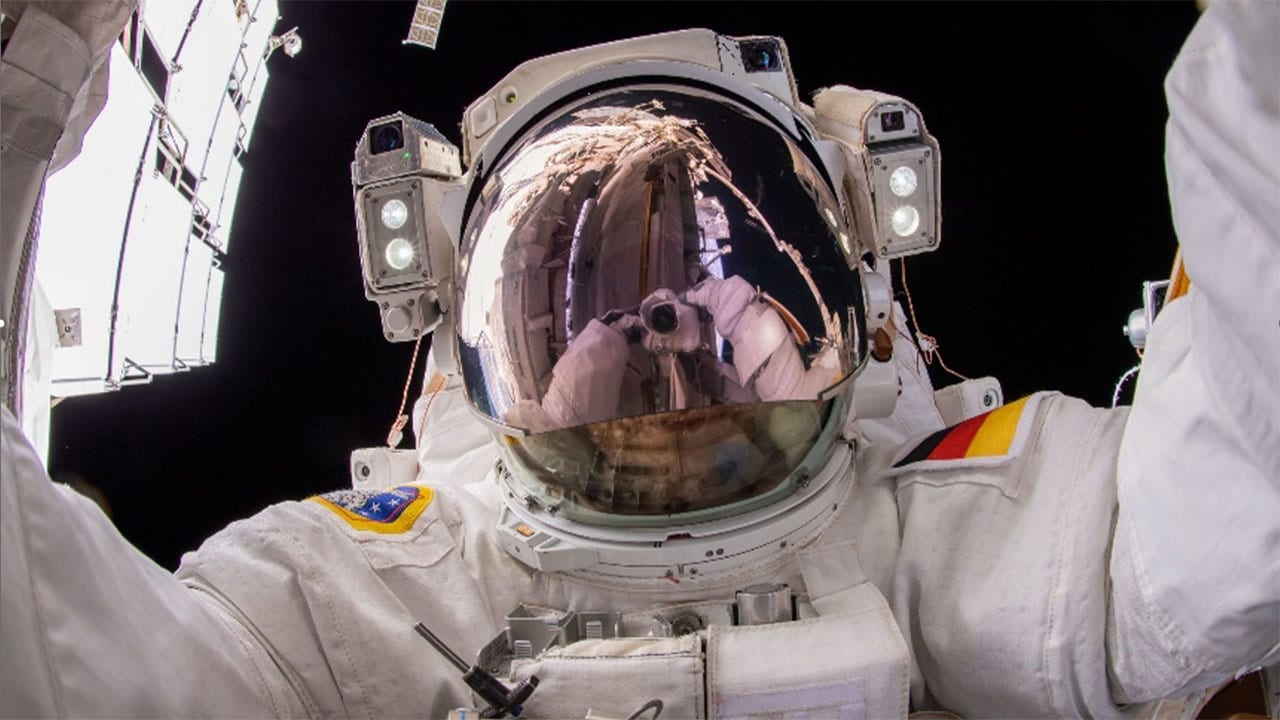 esa-astronaut-matthias-maurer-selfie