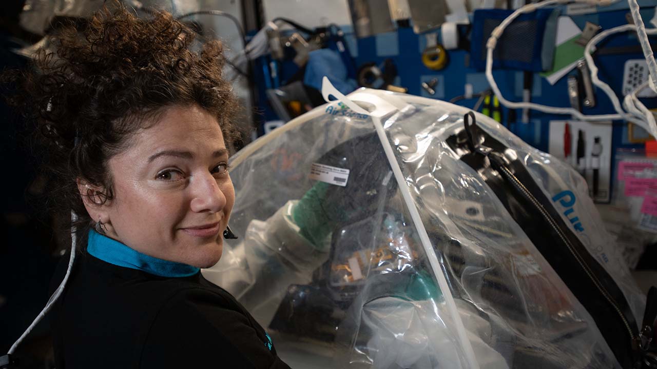 jessica-meir-portable-glovebox-ar2022