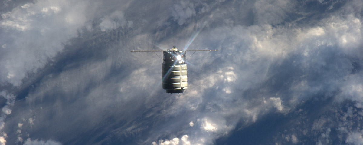 Cygnus Approaches Station The Expedition 37 crew captured Cygnus with the Canadarm2 at 7 a.m. EDT Sunday, Sept. 29, 2013, and attached it to the Harmony node at 8:44 a.m.