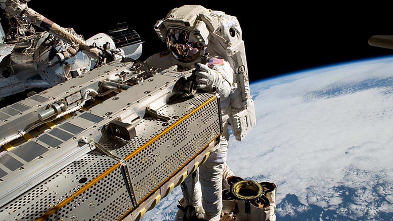 ar23-leoinvest-web-spacewalk-1