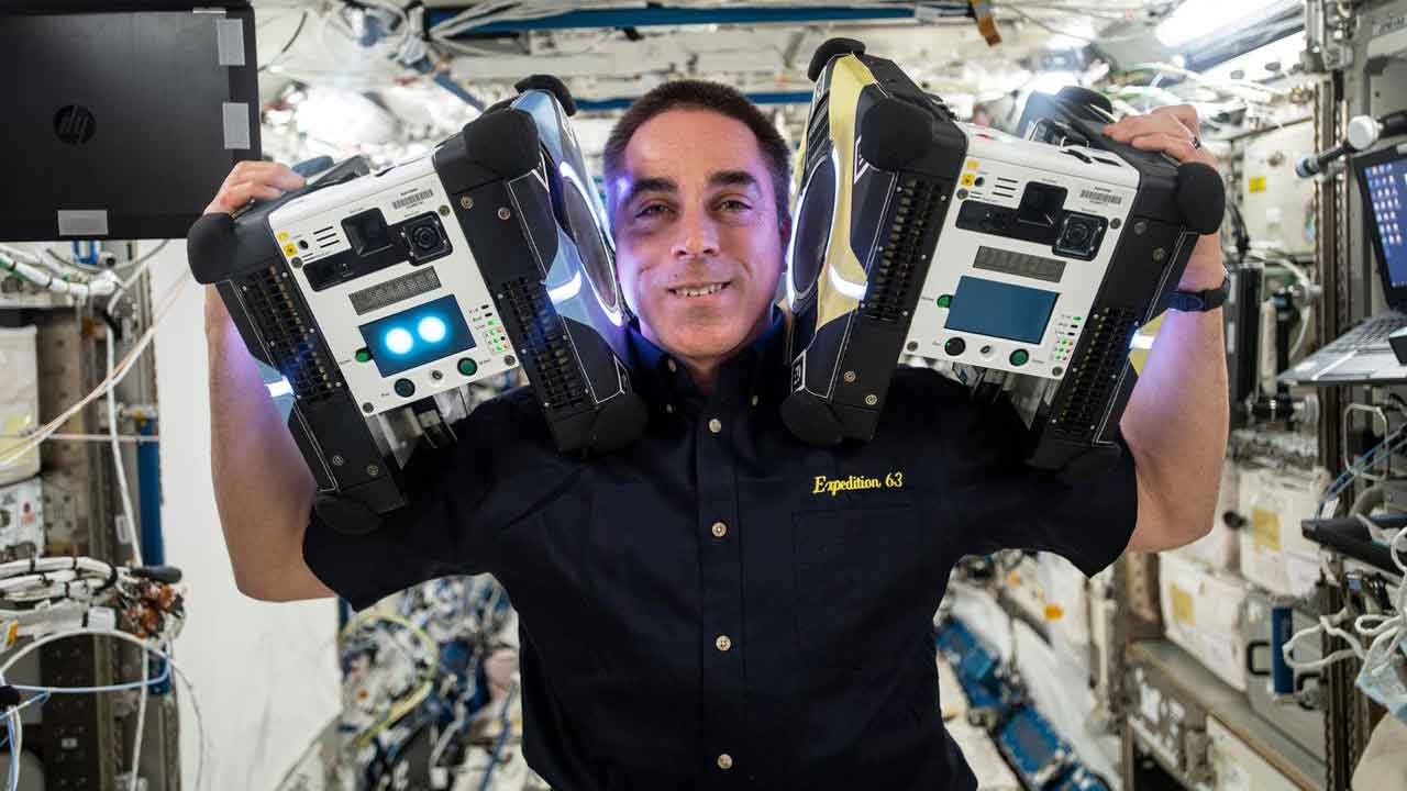 tech-demo-chris-cassidy-astrobees NASA astronaut and Expedition 63 Commander Chris Cassidy poses with two Astrobee robotic assistants during visual and navigation tests inside the Kibo laboratory module from JAXA (Japan Aerospace Exploration Agency).