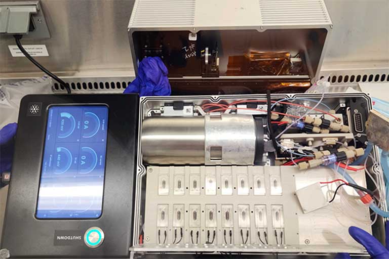 The 16 human skeletal muscle tissue cihps integrated into a CubeLab for the team's second experiment on the ISS. Half of the tissue chips contain electrodes to deliver electrical stimulation to induce contraction in the myobundles.
